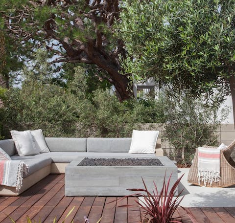 The glamorous garden with a fire-pit