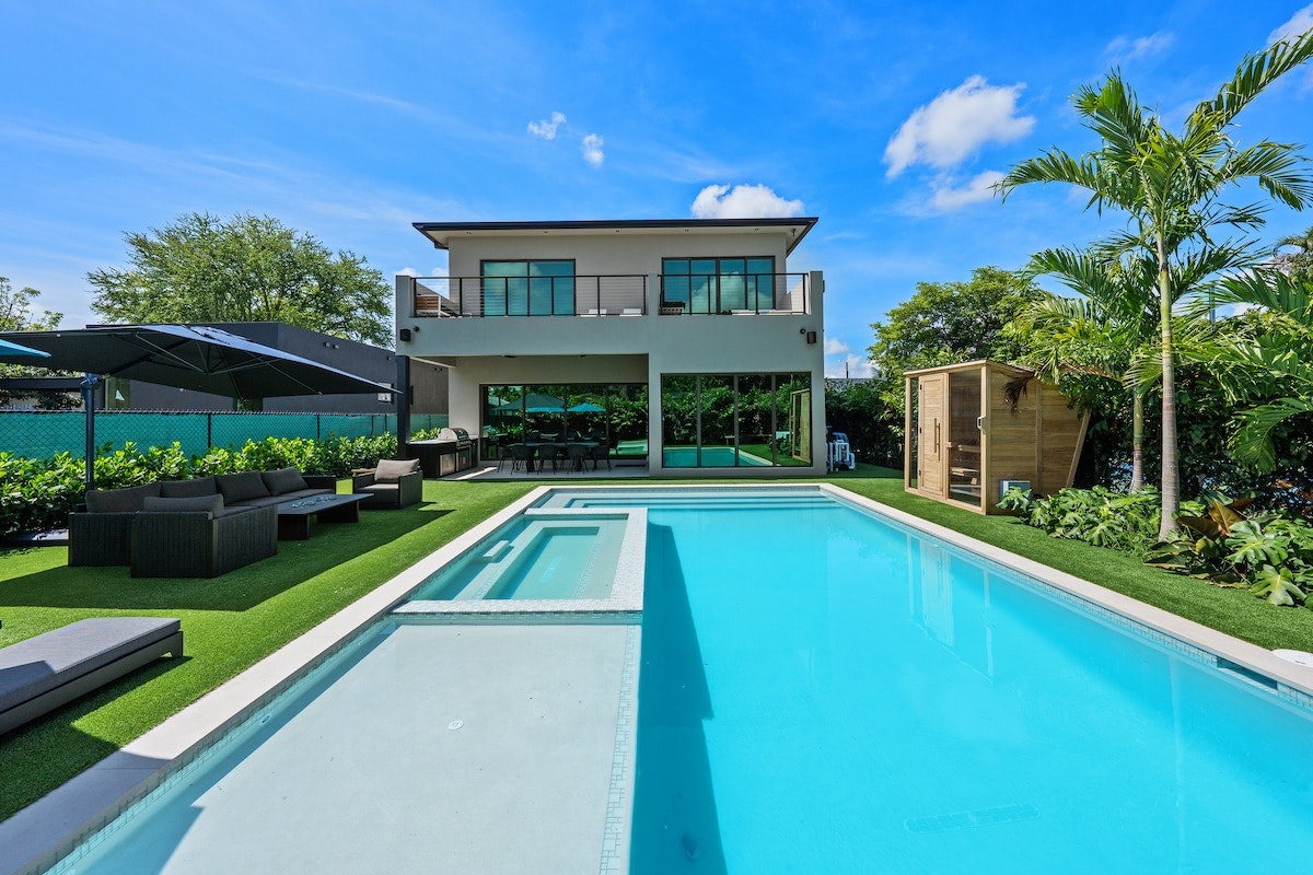 Plunge & Palms