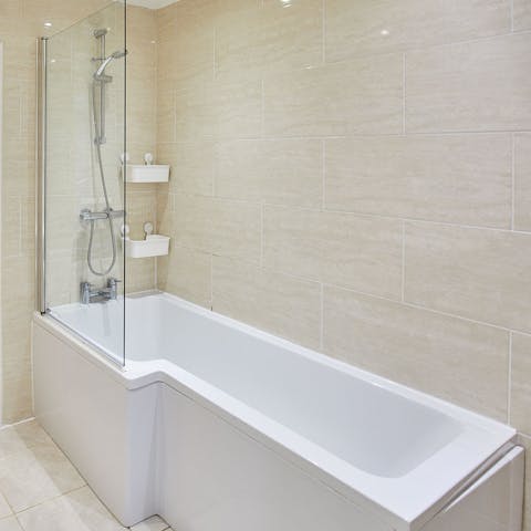 Unwind in the bathtub following a day on Tynemouth Beach