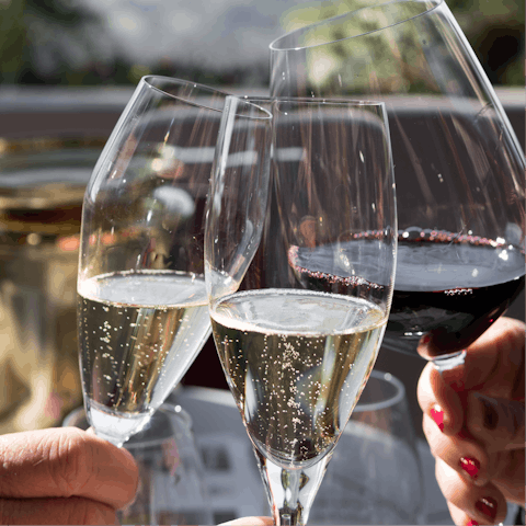 Clink glasses with your loved ones at the MAIAIA bar, just a one–minute walk away