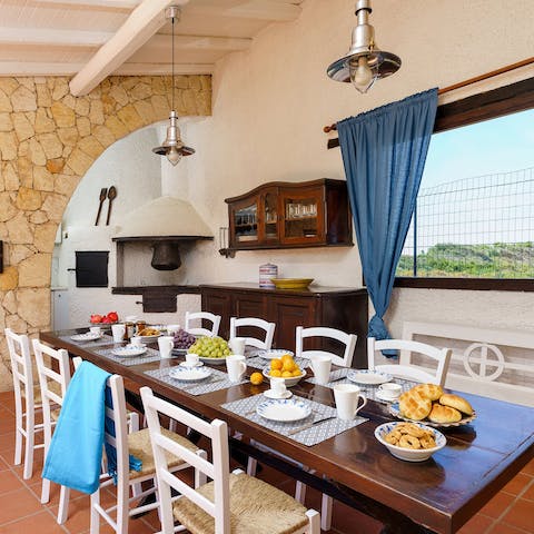 Gather together for an alfresco meal under the shade of the pergola