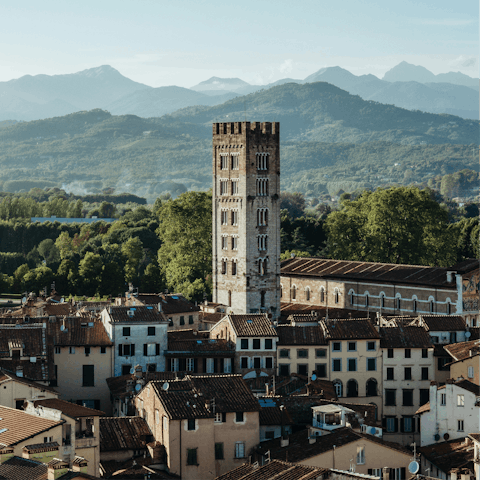 Discover the charms of Lucca on foot