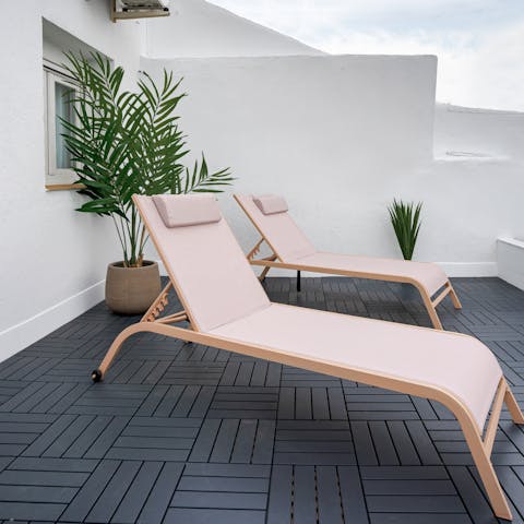 Relax on the roof terrace and take in the views over Puente de Vallecas