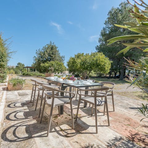 Start the day with breakfast all together in the sunshine