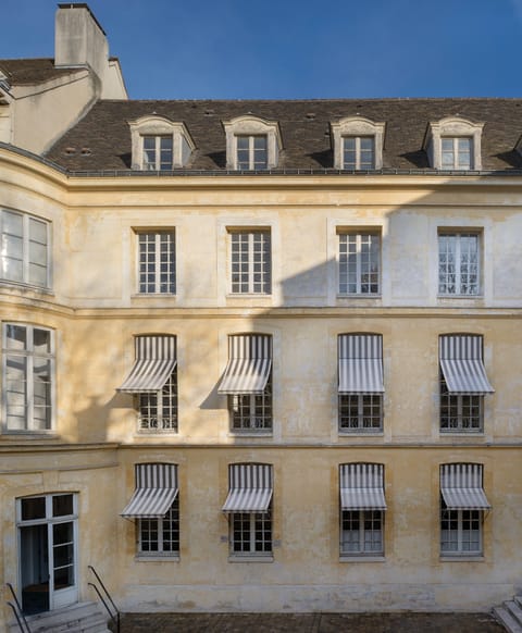 A home in a regal hôtel particulier