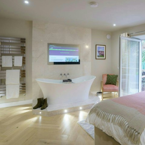 Recover from a hiking day with a soak in the bathtub