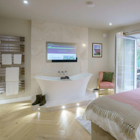 Recover from a hiking day with a soak in the bathtub