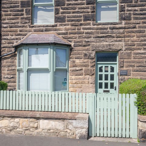 Stay in a charming period cottage in the heart of the village of Seahouses