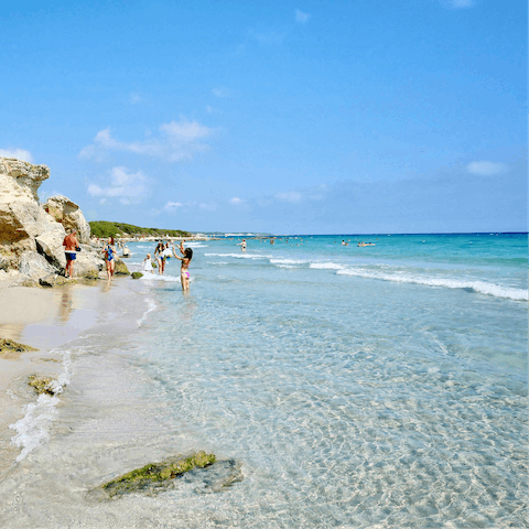 Drive to Lido Pantano so you can spend sunshine days in soft sand and blue surf