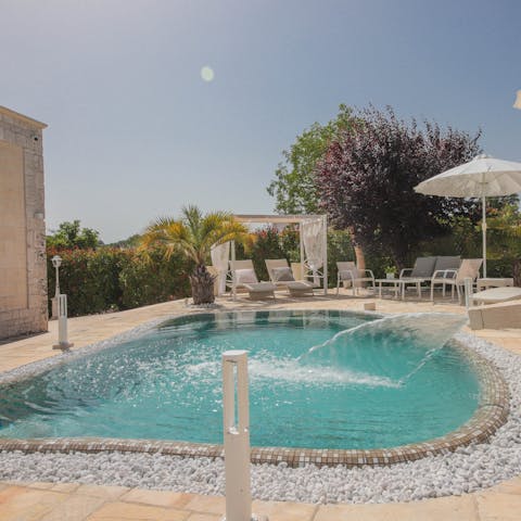 Alternate between the private swimming pool and comfortable sun loungers