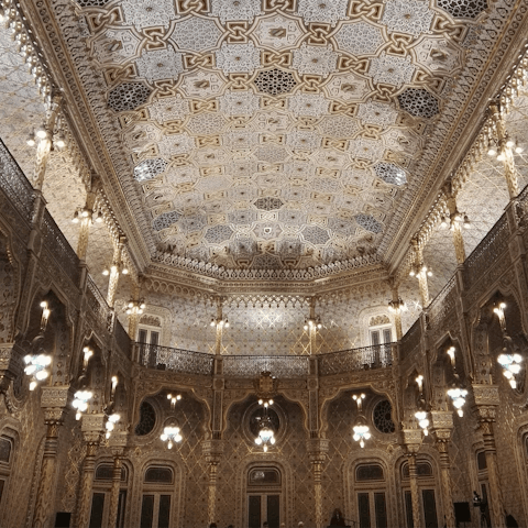 Walk to the magnificent Bolsa Palace in under ten minutes