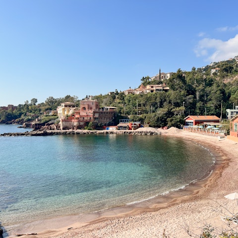 Enjoy direct access to La Figuerette beach – it's a stone's throw away