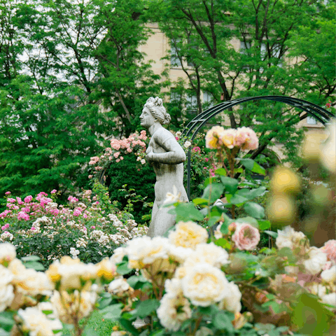 Stroll around the Jardin des Plantes, moments away