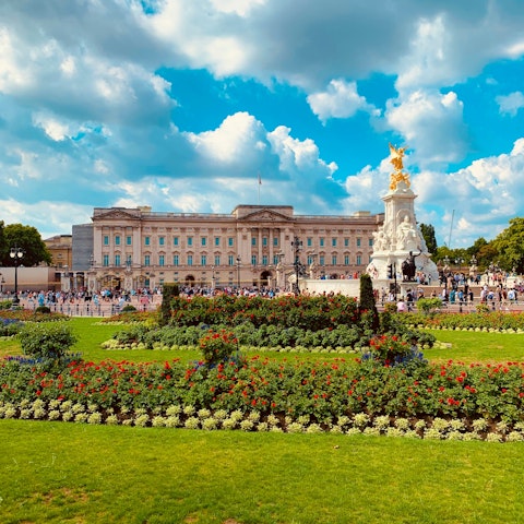 Stroll to iconic sights like Buckingham Palace from your front door