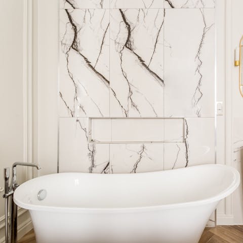 Feel your stress melt away in the main bedroom's luxurious bathtub