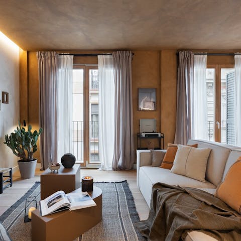 Chill out in the living room with a glass of Spanish wine while a record plays