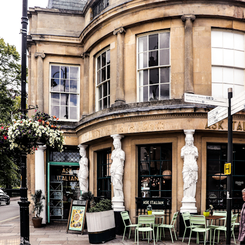 Discover all Cheltenham has to offer on foot