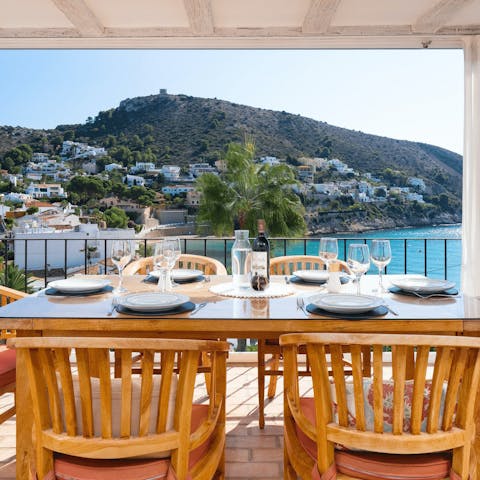 Lay the table for sunset mealtimes and drink up the vistas