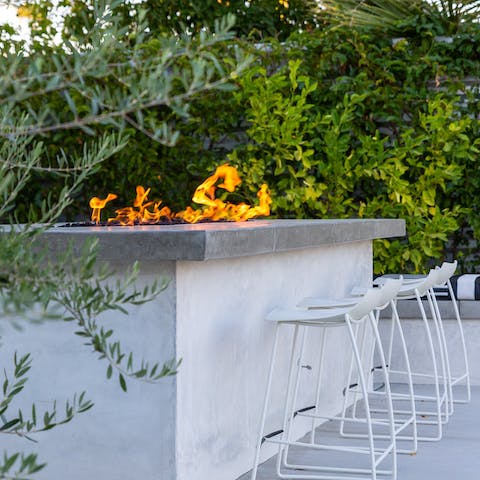 Practice your mixology skills and sip refreshing cocktails at the outside fire bar