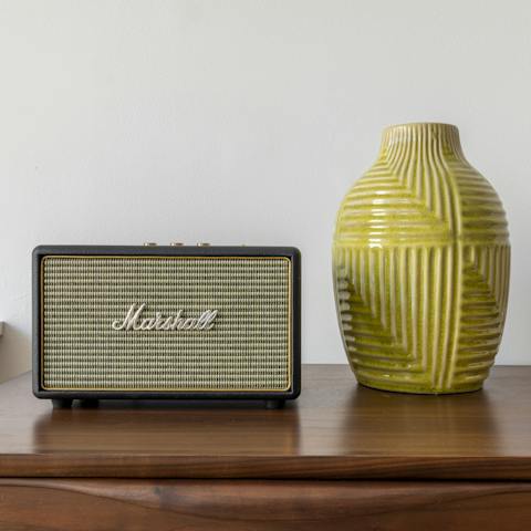 Put some tunes on the speaker as you sip a glass of duoro in the lounge