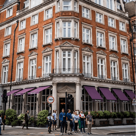 Wander the boutiques and cafés along King’s Road
