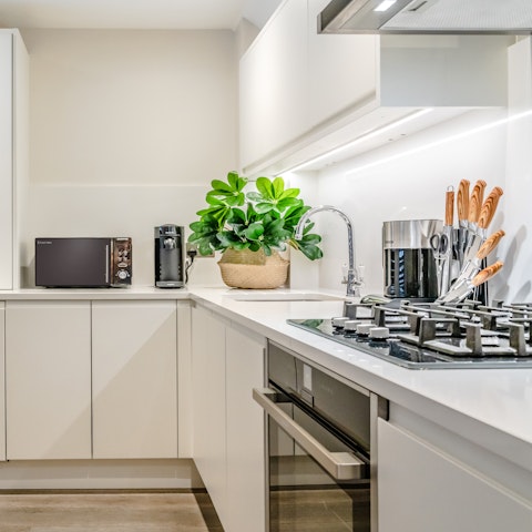 Prepare wholesome homecooked meals, or simply treat yourself to takeaway from any one of the fantastic restaurants on your doorstep