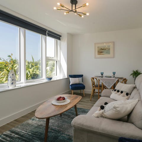 Savour cosy evenings with drinks in the living room
