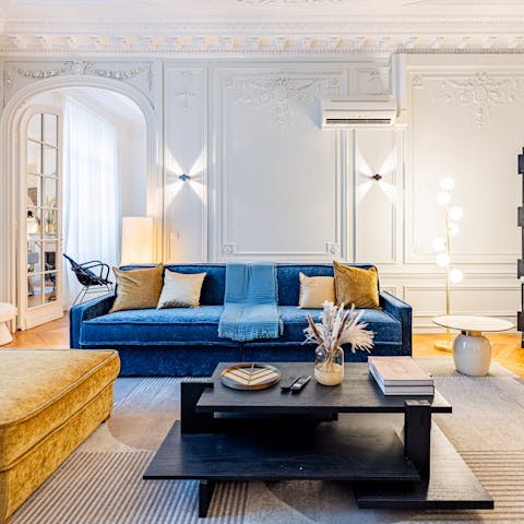 Ease into the evening in the elegant living space — ideal for apéritifs and daily debriefs