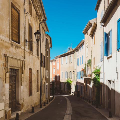 Explore the charming village of Saint-Saturnin-lès-Apt, just 3 kilometres away