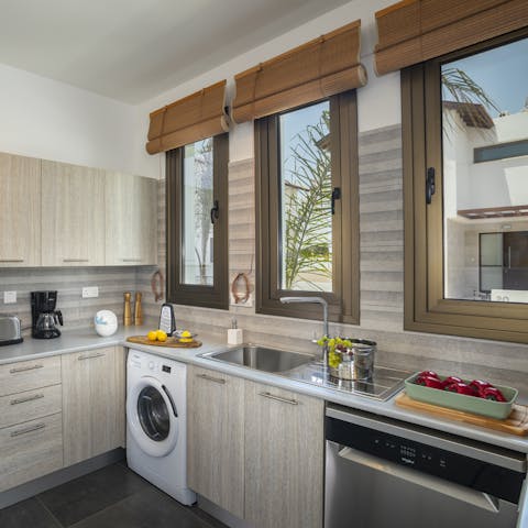 Snack in the compact but well equipped kitchen