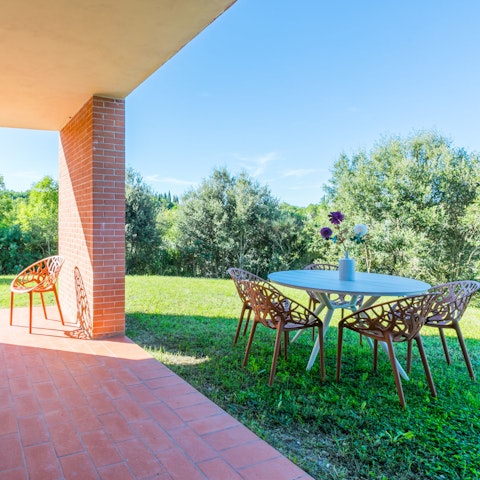 Tuck into an alfresco carbonara in the private garden