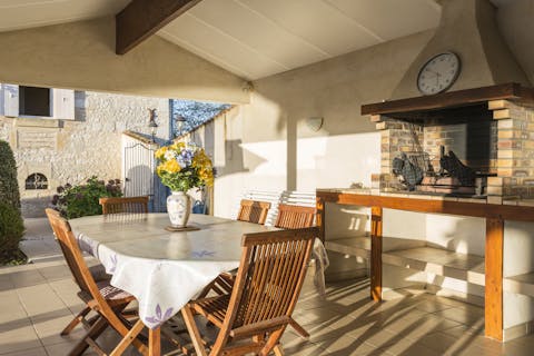 Rustle up a snack in the outdoor kitchen and enjoy an alfresco meal