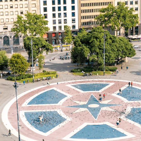Stay just fifty metres away from Plaça de Catalunya