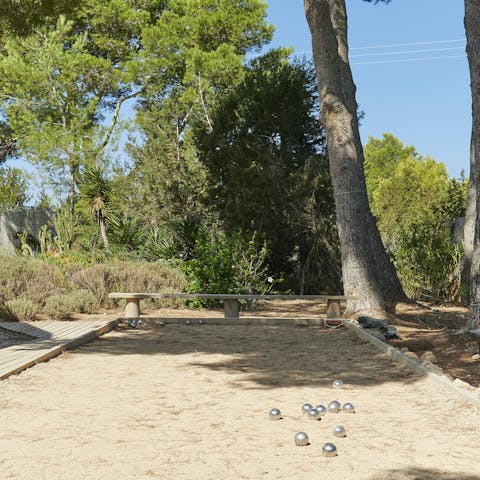 Have a game of pétanque in the shade of the fragrant pine tree
