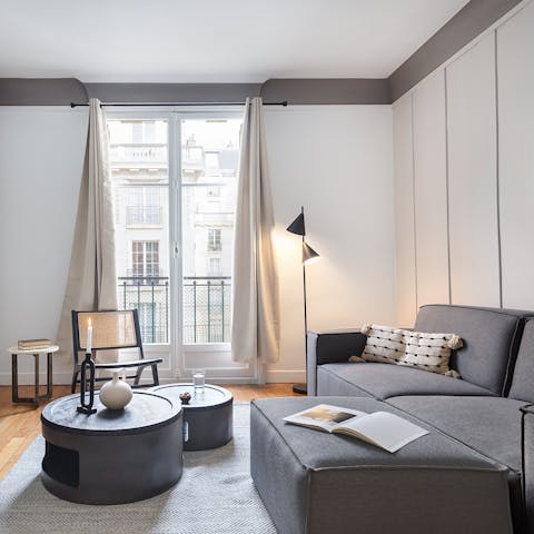 Listen to a record while relaxing in the living area