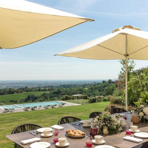 Make mealtimes memorable by dining on the pretty patio