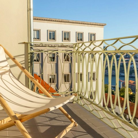 Enjoy a glass of port wine and catch some rays on the private balcony – you can also catch a glimpse of the river