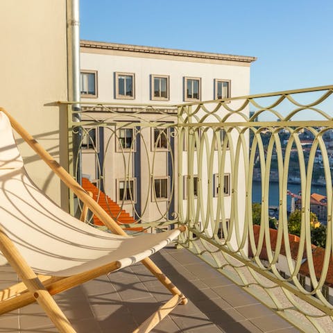 Enjoy a glass of port wine and catch some rays on the private balcony – you can also catch a glimpse of the river