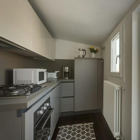 Prepare some tasty tomato bruschetta with fettunta in the cosy kitchen