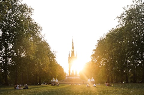 Unwind in London's sweeping royal parkland, just minutes from Knightsbridge