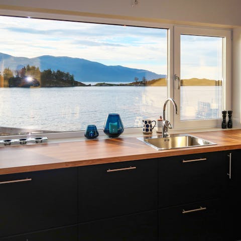 Prepare meals with a view over the lake