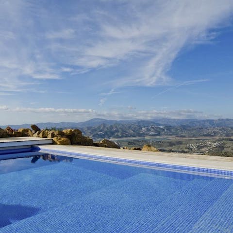 Float in the swimming pool and admire the stunning panorama