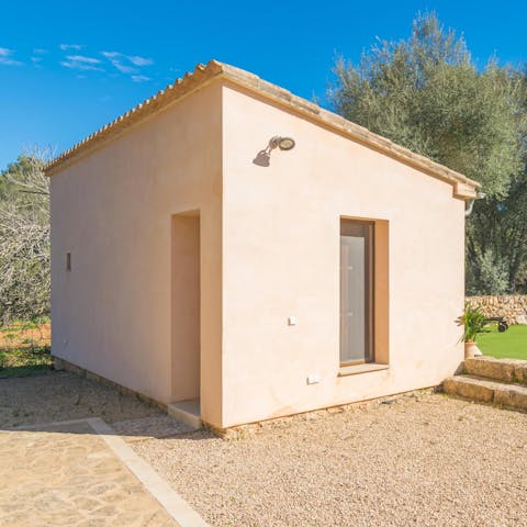 Give some of your group more privacy thanks to the separate guest house bedroom