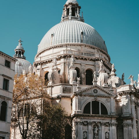 Stay a five-minute stroll from La Salute Basilica
