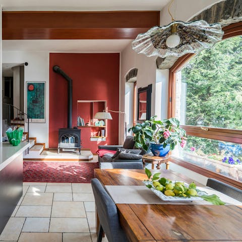 Settle in at this cosy lakefront home