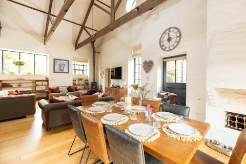Share leisurely suppers in the welcoming living area