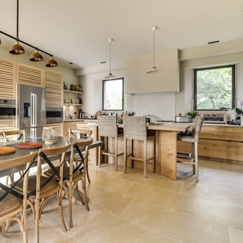 The earthy open plan kitchen