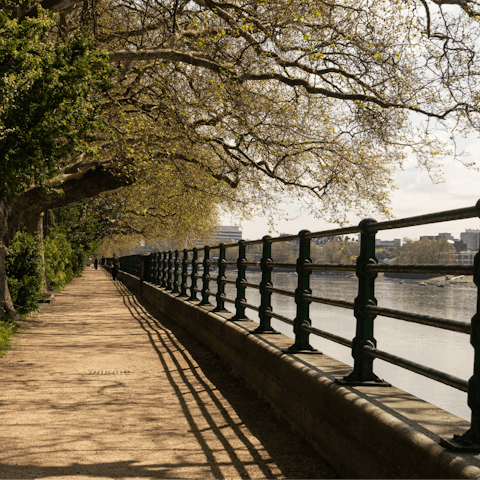 Enjoy refreshing riverside strolls in Fulham