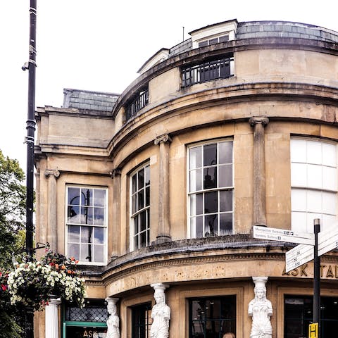 Explore the pretty town of Cheltenham – the sights and restaurants are within a fifteen-minute walk