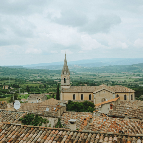 Make the 2-mile drive to nearby Bonnieux